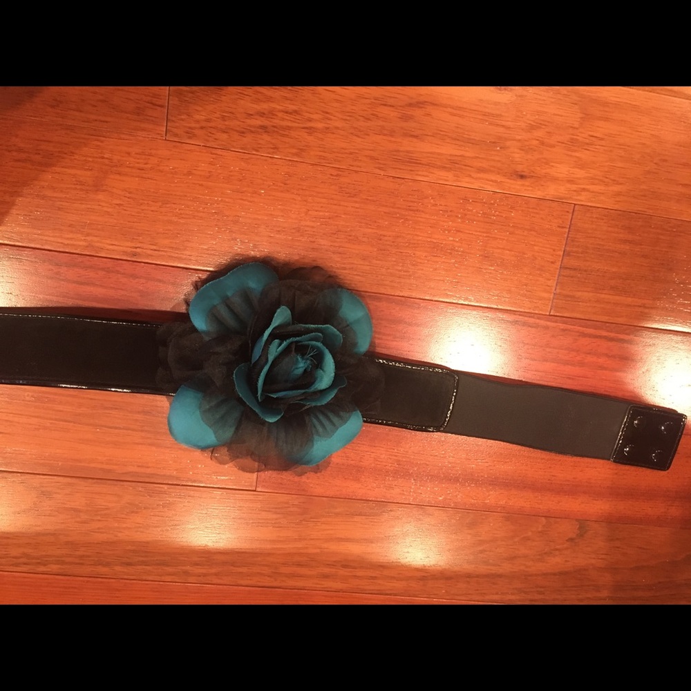 White House Black Market flower belt. EUC